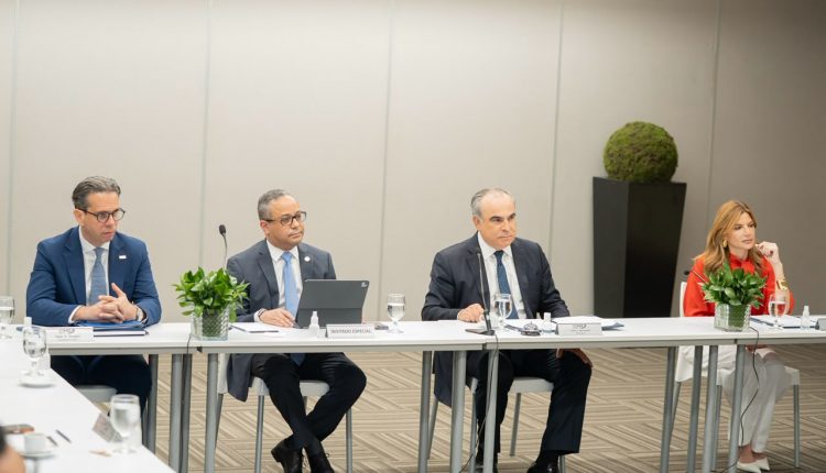 Napoleón R. Estévez Lavandier, presidente del TC (al centro) junto a los directivos del CONEP César Dargam, vicepresidente ejecutivo; Celso Juan Marranzini, presidente; Y Paola Rainieri, presidenta de la comisión jurídica.