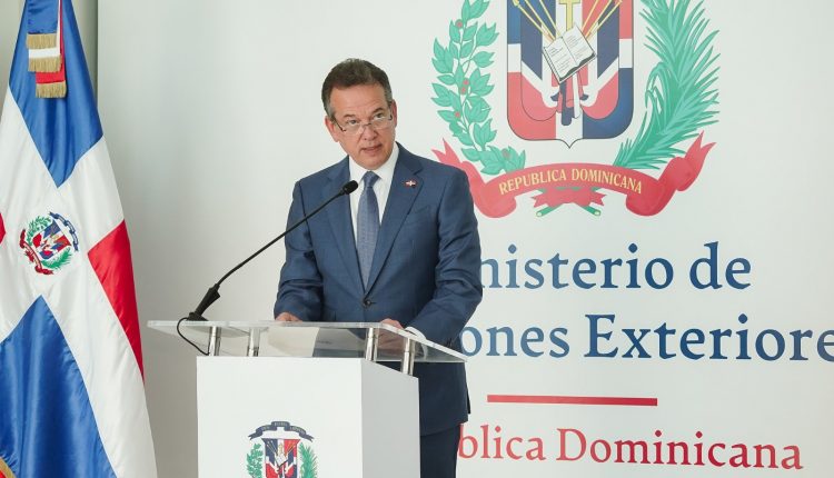 Víctor -Ito-Bisonó, canciller.