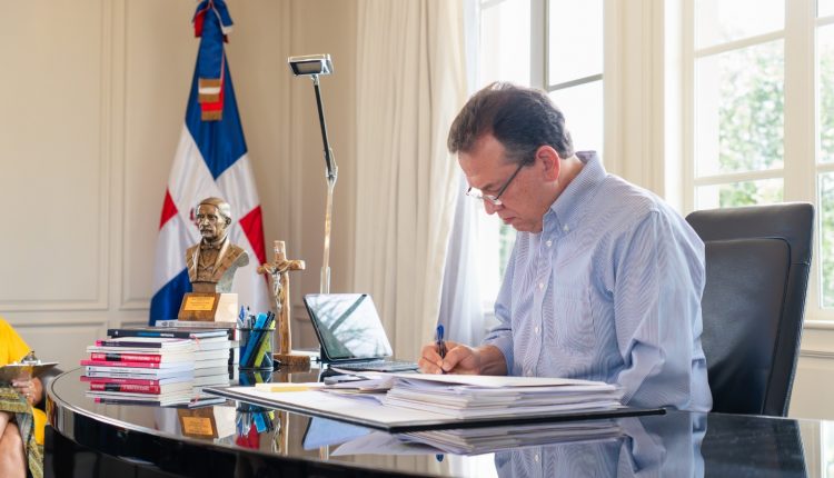 Víctor Ito Bisonó, canciller.