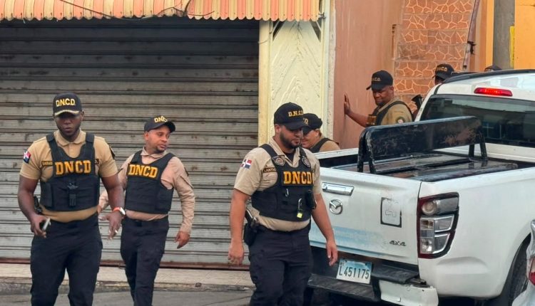 Miembros de la DNCD en operativo en Santo Domingo Este.
