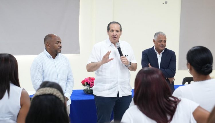 Víctor Atallah habla durante actividad en Azua.