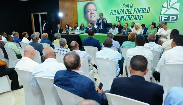 Leonel Fernández habla en pleno de organización de la Fuerza del Pueblo.