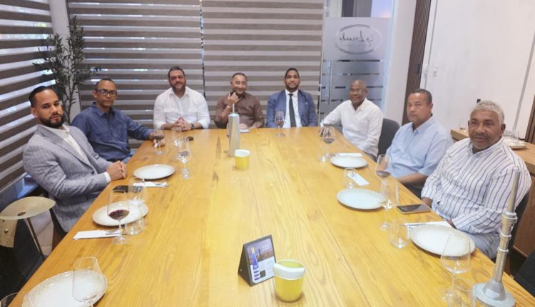 Alcalde de Verón junto a directivos municipales de Fuerza del Pueblo.