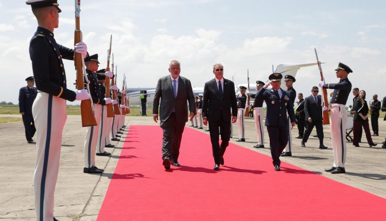 Abinader recibido en el aeropuerto de Cali.