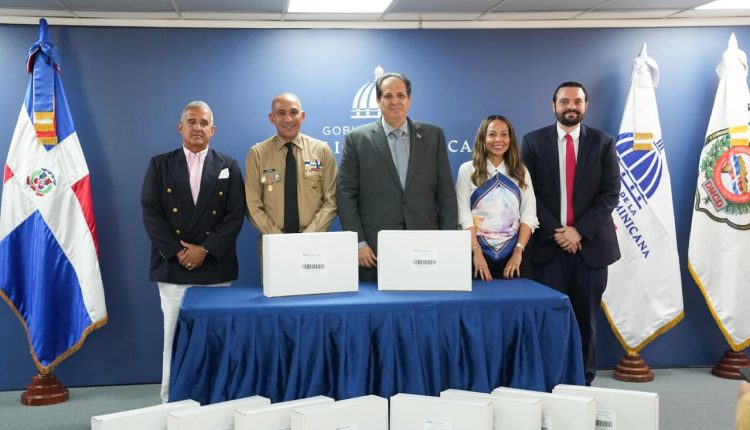 Autoridades de Salud y de la DNCD.