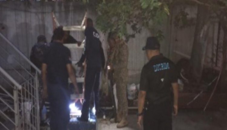 Policías en labores de rescate.