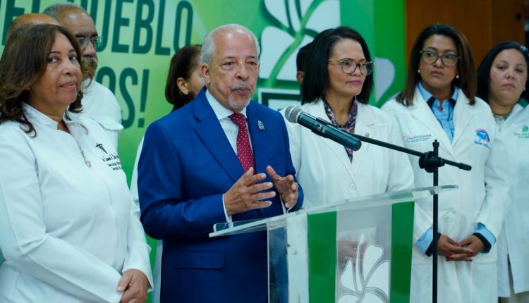 Ramón Alvaro junto a otros miembros de Fuerza del Pueblo.