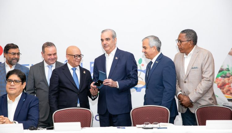 Abinader junto a funcionarios del Gobierno.