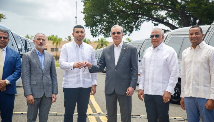 Abinader entrega llaves al Ministerio de la Juventud.