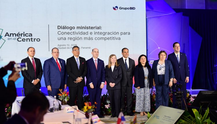 Participantes en el Diálogo Ministerial del BID, reunido en Panamá.