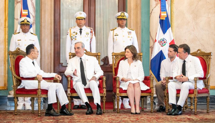 Abinader encabeza carta credencial.