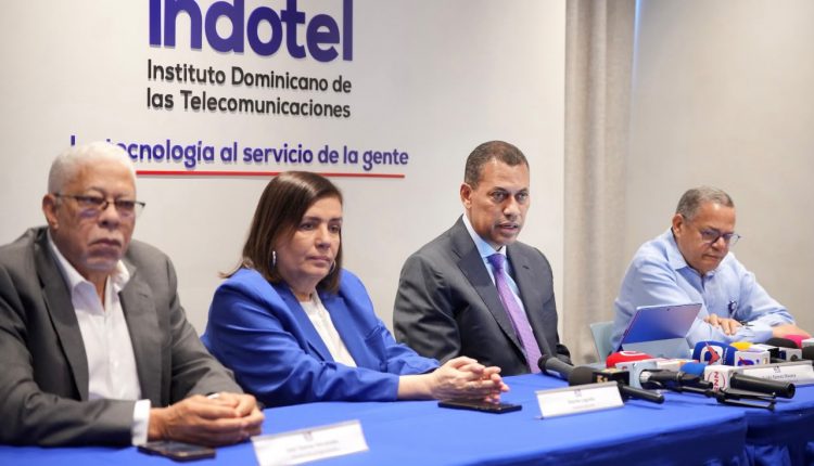 Guido Gómez Mazara, junto a miembros del Consejo Directivo, encabezando rueda de prensa sobre adjudicación a Viettel y Claro Dominicana de bloques de frecuencias del espectro radioeléctrico