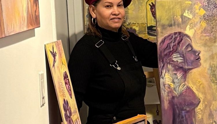 Eilis Soto junto a sus obras.