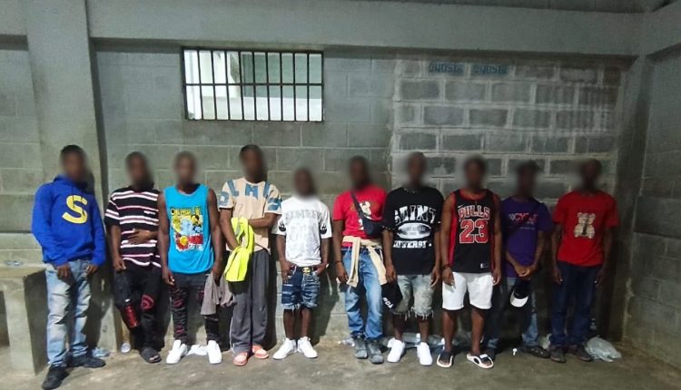 Haitianos apresados y enviados a su país.