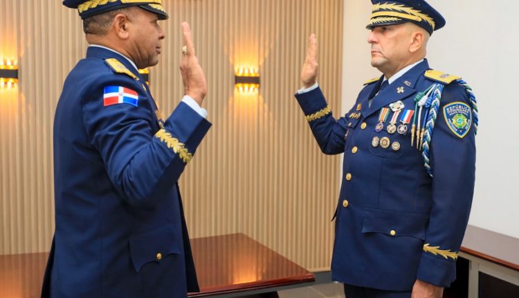 Subdirector de la Policía toma juramento al general Eddy Pérez Peralta .