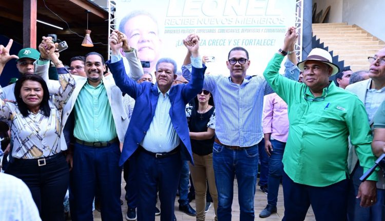 Leonel Fernández encabezó ingreso de nuevos miembros en Pedro Brand.