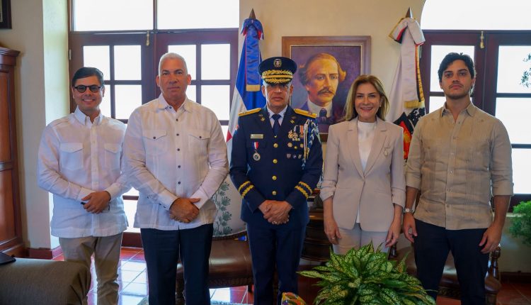 Representantes de la Policía y Alcaldía del Distrito Nacional.