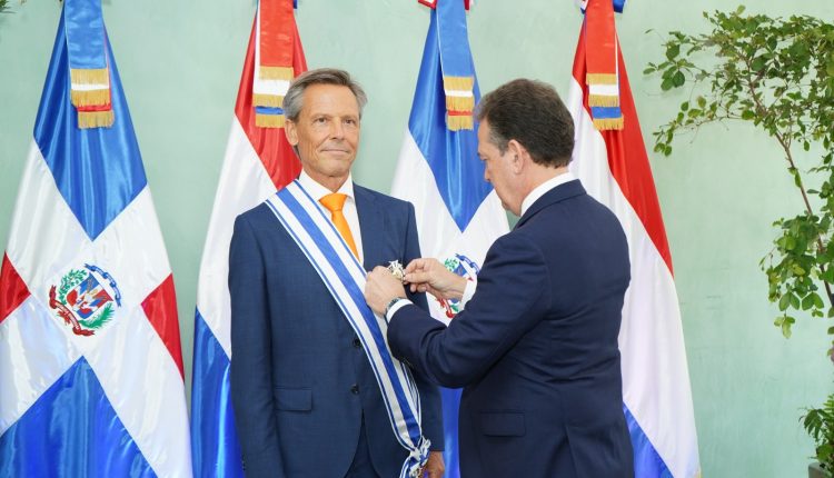 Fredrik Lammert Keurhorst, recibe condecoración.