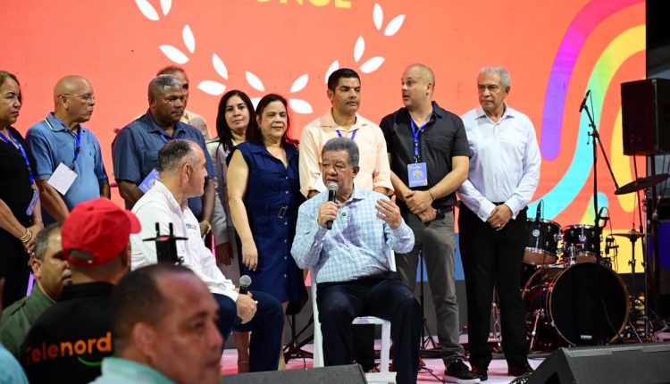 Leonel Fernández ofrece declaraciones en San Francisco de Macorís.