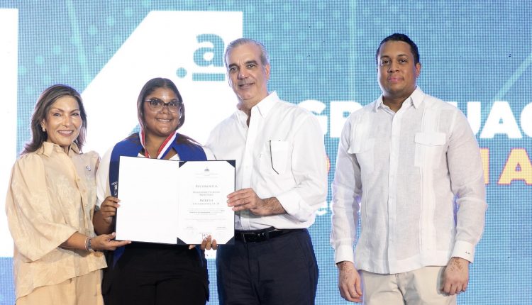 Uno de los estudiantes graduados en la región sur.