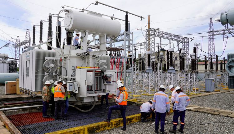 Trabajo en subestación eléctrica.