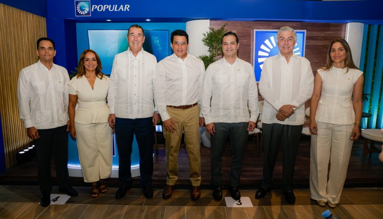 Ministro de Turismo, David Collado, junto a ejecutivos del Banco Popular.