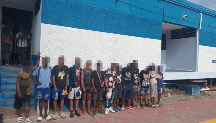 Algunos indocumentados detenidos en Tenares.