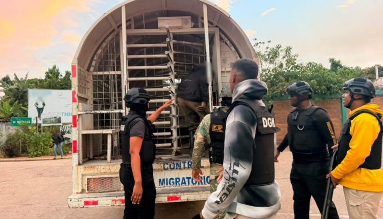 Indocumentados detenidos en operativos de Migración.