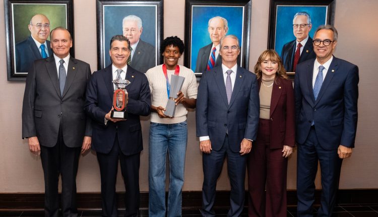 Luis E. Espínola, Christopher Paniagua, Marileidy Paulino, René Grullón, Antonia Antón de Hernández y José Mármol. Vicepresidencia Ejecutiva