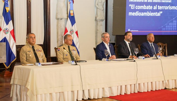 Abinader acompañado de funcionarios civiles y militares.