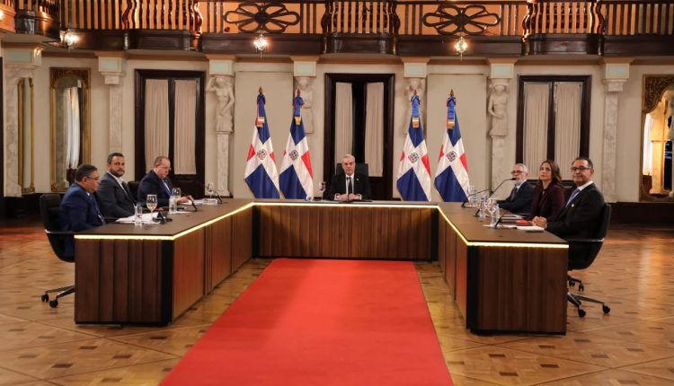 Abinader acompañado de funcionarios del área económica.