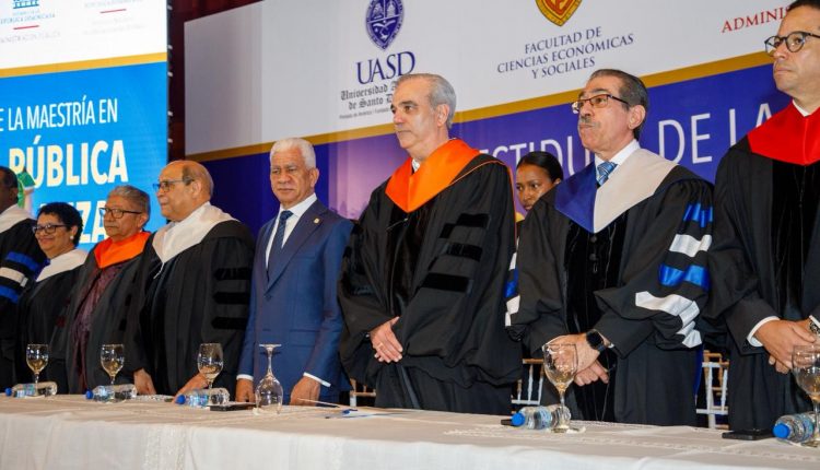 Abinader asistió a graduación de la UASD.