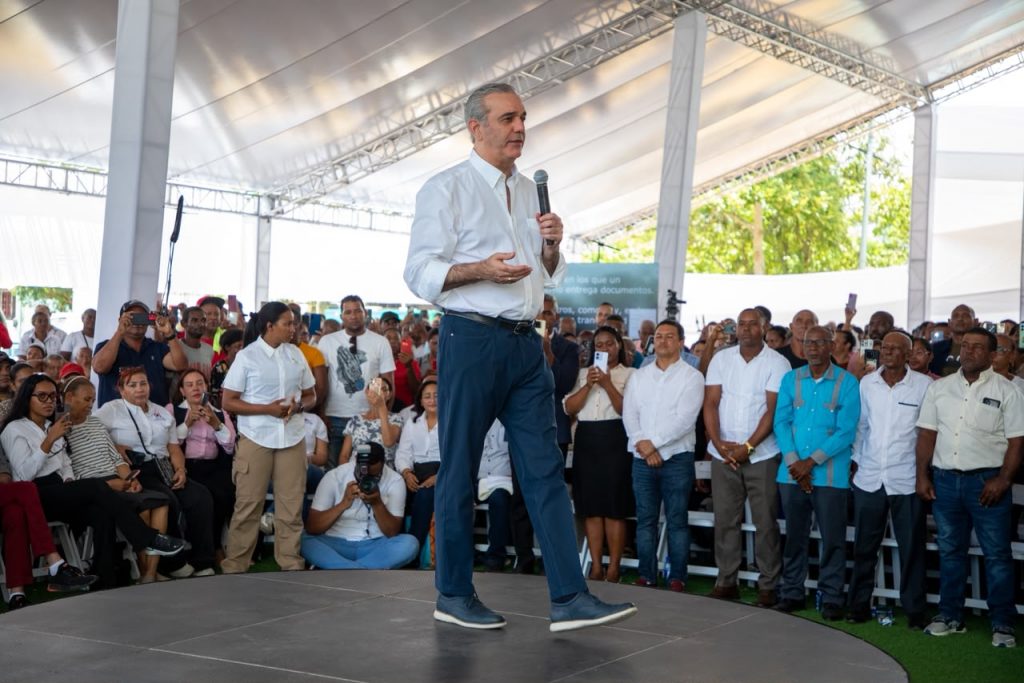 Abinader habla en entrega de títulos en Los Alcarrizos.