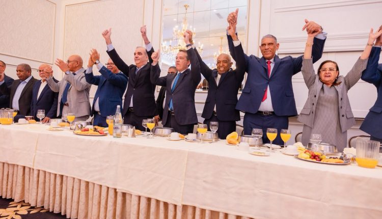 Abinader junto a dirigentes del PRM en Nueva York.