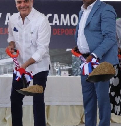 Abinader junto al expelotero Pedro Martínez.