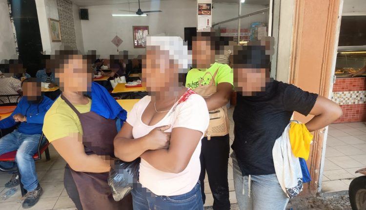 Algunos de los haitianos detenidos.