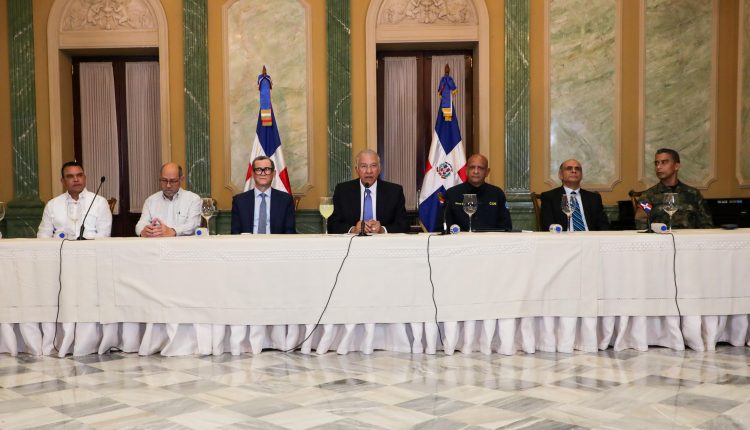 Andrés Bautista acompañado de funcionarios de organismos de socorro y del Gobierno.
