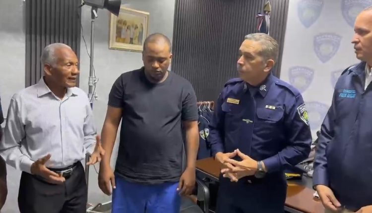 Andrés Michael Nolasco Familia cuando fue recibido por la Policía.
