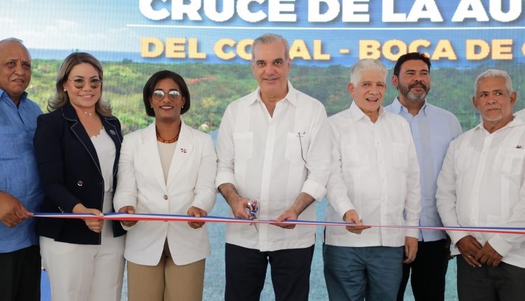 Corte de cinta para inaugurar carretera de Boca de Chacón.