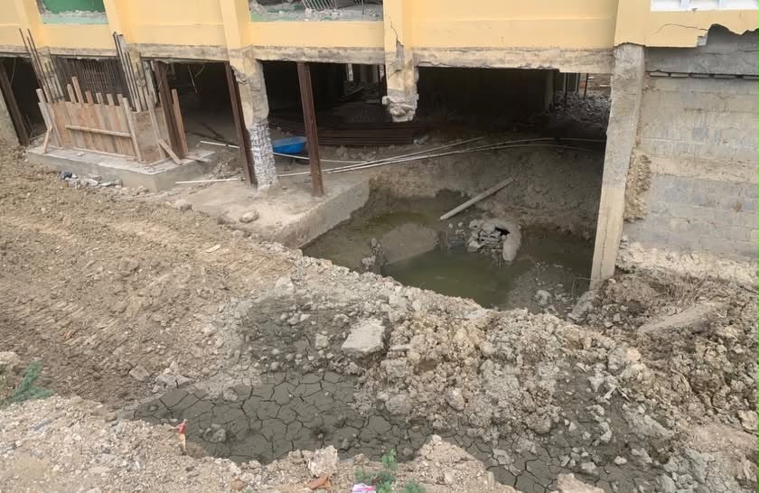 Deterioro de escuela en Santiago.