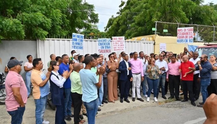 Diputado José David Báez junto a residentes de Santiago.