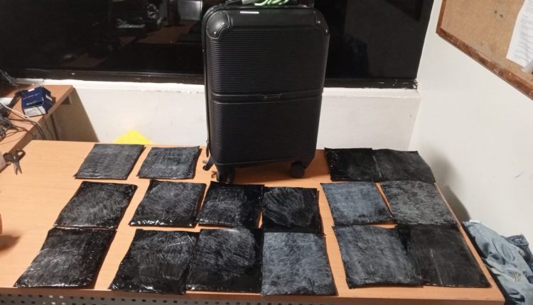Droga ocupada por las autoridades en pantalones.