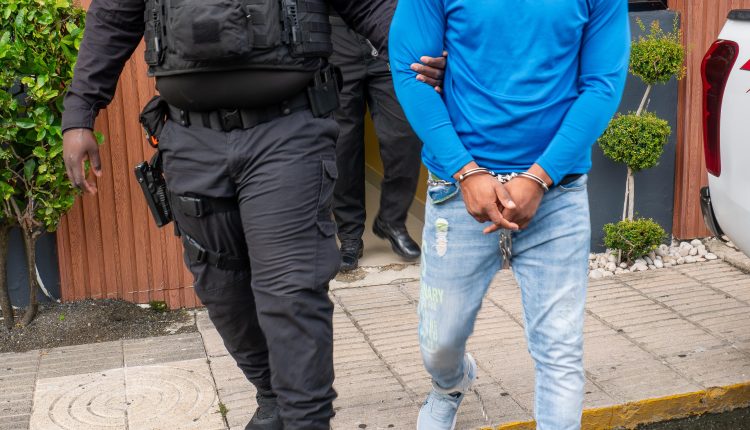El dominicano cuando es entregado a las autoridades de Puerto Rico.
