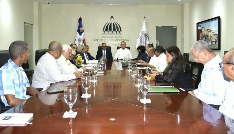 Funcionarios de los ministerios de Justicia y de Agricultura.
