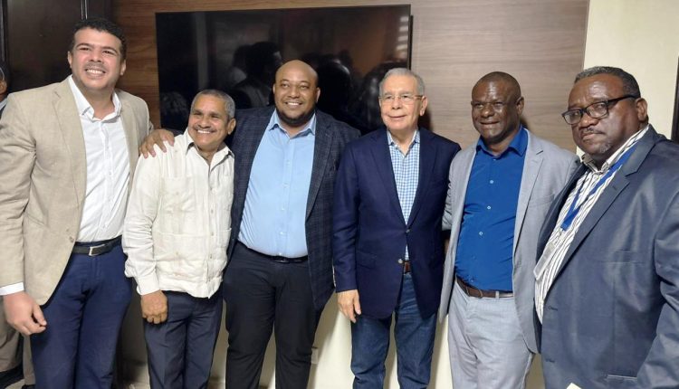 Danilo Medina acompañado de nuevos miembros del PLD.