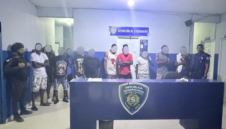 Haitianos apresados en Hoyo de Friusa.