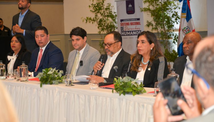 Antoliano Peralta habla en encuentro con universidades.
