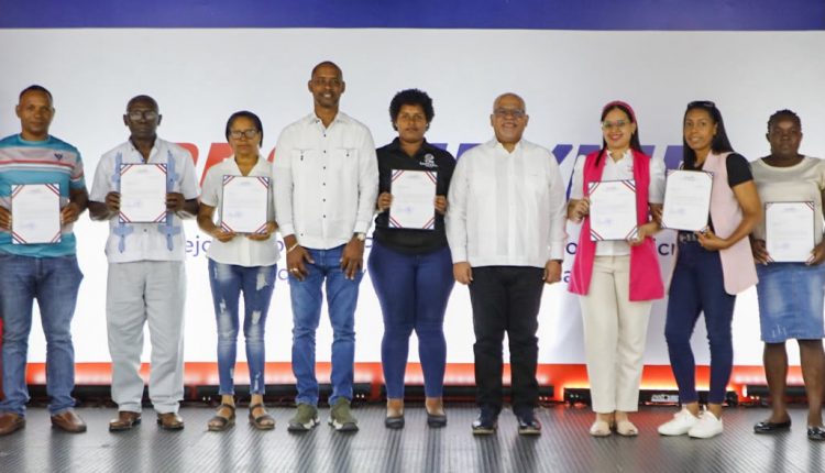 Microempresarios beneficiados en La Romana.