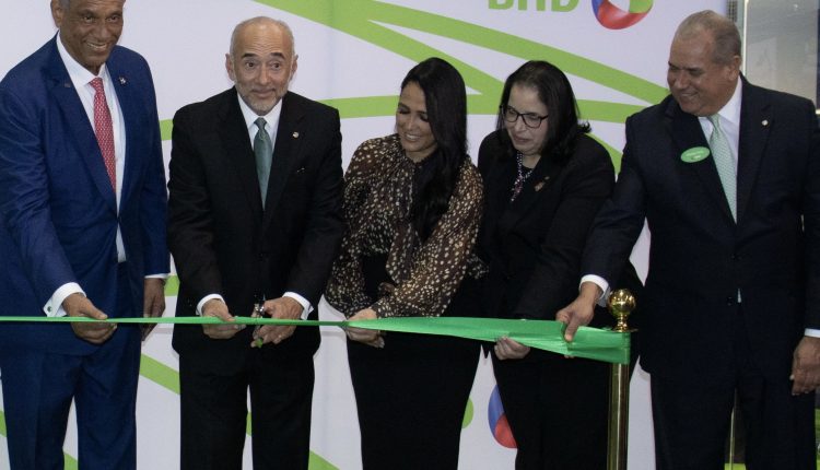 Corte de cinta para inaugurar feria del BHD.