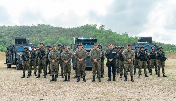 Autoridades del Ministerio de Defensa junto a los cadetes graduados.